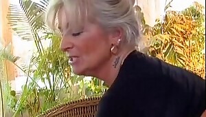 Nonna matura vogliosa di cazzo giovane - granny hot cock