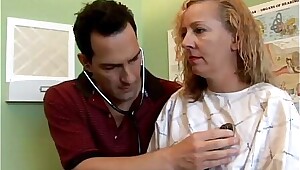 Freche MILF Patientin fickt den Doktor